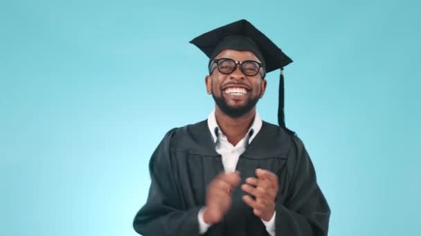 Evento Graduación Hombre Negro Aplausos Con Apoyo Éxito Logro Educación — Vídeo de stock