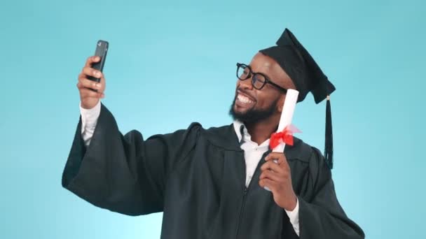 Graduado Selfie Certificado Hombre Negro Feliz Estudio Para Celebración Del — Vídeos de Stock