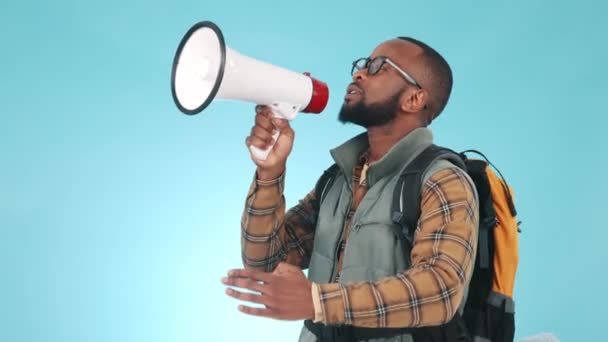 Megáfono Hablando Hombre Negro Sobre Fondo Azul Para Viajes Senderismo — Vídeo de stock