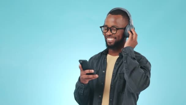 Hombre Negro Auriculares Estudio Baile Con Música Radio Audio Con — Vídeos de Stock