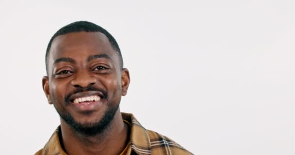 Πρόσωπο Χαμόγελο Και Αστείο Ένα Μαύρο Άνδρα Closeup Στο Στούντιο — Αρχείο Βίντεο