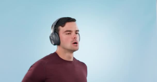 Homem Correndo Fones Ouvido Com Fitness Música Estúdio Respiração Cardio — Vídeo de Stock