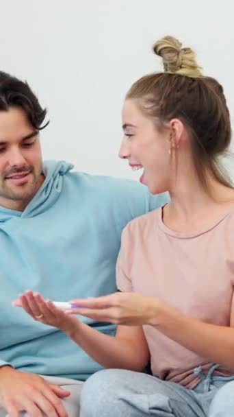Test Ciążowy Podniecony Pocałunek Niespodzianka Domu Więź Uśmiechu Świętowania Dobrych — Wideo stockowe