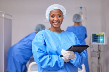 Gülümse, portre yap ve ameliyatta siyah bir kadın var. Bilgi, araştırma ve program için tableti var. Happy, hastane ve Afrikalı bir cerrah veya hemşire iletişim alanında teknolojiye sahip..