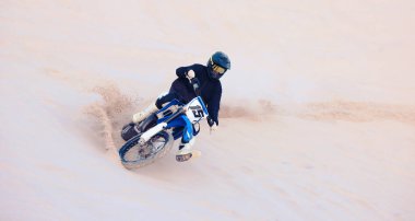 Hızlı, kum ya da motosiklet süren sporcu aksiyon, macera ya da performans ya da adrenalin ile zindelik. Eğitim, egzersiz ya da ırk mücadelesinde kum tepelerinde motosiklet süren doğa, çamur ya da spor sürücüsü.