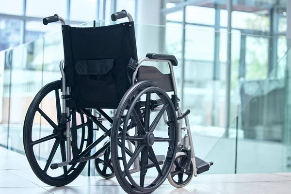 Gesundheitsfürsorge Rehabilitation Und Ein Rollstuhl Krankenhaus Zur Unterstützung Physiotherapie Oder — Stockfoto