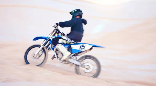 Бруд Мотоцикл Спортсмен Швидкістю Спорті Пригодами Їздою Пустелі Піщаною Дюною — стокове фото