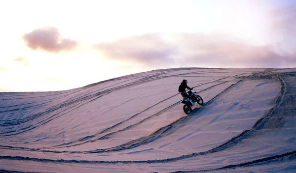 Sabbia Deserto Atleta Con Moto Azione Avventura Fitness Con Prestazioni — Foto Stock