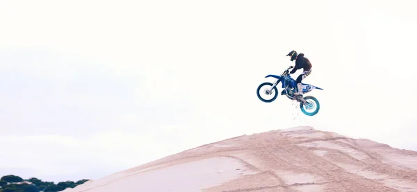 Песок Прыжок Спортсмен Рулем Мотоцикла Действий Приключений Фитнеса Производительностью Адреналина — стоковое фото
