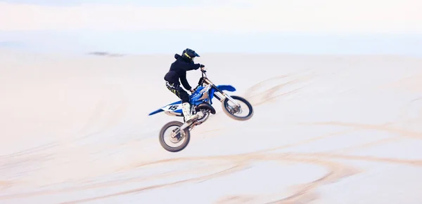 アクション アドベンチャー またはパフォーマンスやアドレナリンでオートバイを運転するサンド ジャンプ アスリート トレーニング レースの挑戦のための砂丘の上のバイクの砂漠 リスクまたはスポーツの人 — ストック写真