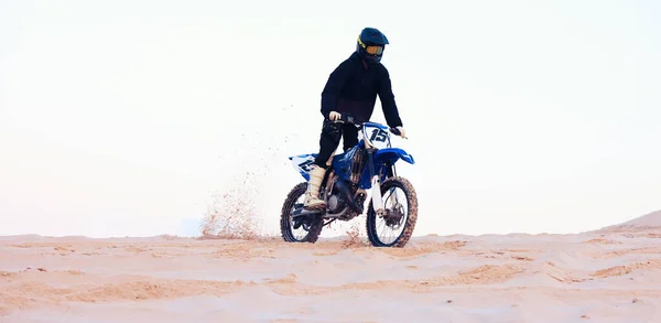 Desert Dust Athlete Driving Motorcycle Action Adventure Fitness Performance Adrenaline — Stock Photo, Image