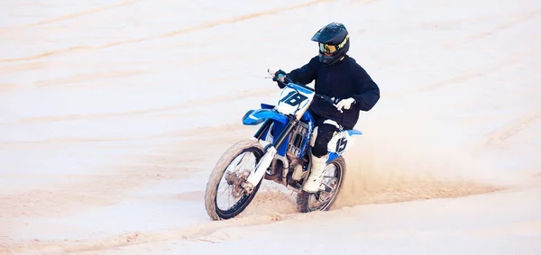 アクション アドベンチャー またはパフォーマンスやアドレナリンでオートバイを運転する砂漠 スピード スポーツ選手 トレーニング レースの挑戦のための砂の上の高速またはスポーツの人 — ストック写真