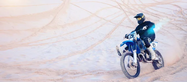 Fitness Wüste Und Sportler Auf Dem Motorrad Für Action Adrenalin — Stockfoto