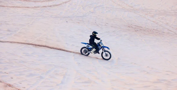 アクション アドベンチャー またはパフォーマンスやアドレナリンでオートバイを運転するサンド アスリート スポーツ またはトレーニング レースや挑戦のための砂丘の上のバイク上の人 — ストック写真