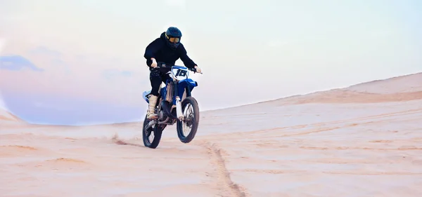 Пісок Пустеля Або Спортсмен Кермом Мотоцикла Дій Пригод Або Пристосованості — стокове фото