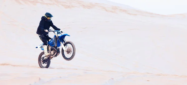 Свобода Пустыня Спортсмен Рулем Мотоцикла Действий Приключений Фитнеса Производительностью Адреналином — стоковое фото