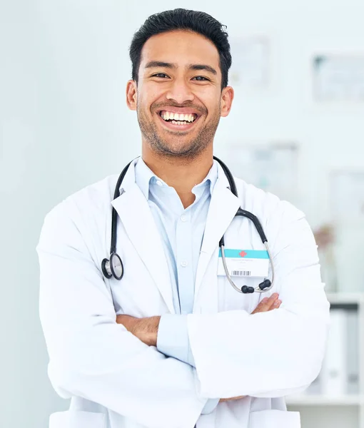 笑顔の医師の肖像画 腕が交差し サポートと助けのための病院の専門家 医療キャリアに自信と誇りを持った幸せな男性 クリニックの専門外科医 ロイヤリティフリーのストック写真