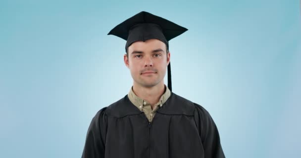 Graduação Estudante Universitário Confuso Estúdio Com Gesto Mão Para Dúvida — Vídeo de Stock