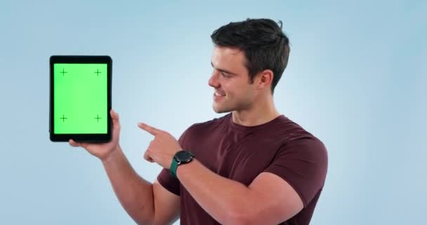 Flexing Fitness Hombre Con Pantalla Verde Tableta Con Maqueta Para — Vídeo de stock