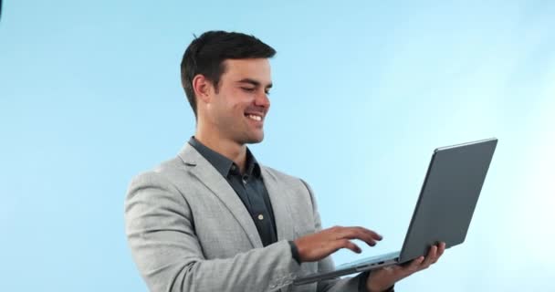 Laptop Mutlu Genç Adamı Stüdyoda Teknolojik Bir Dava Için Araştırma — Stok video