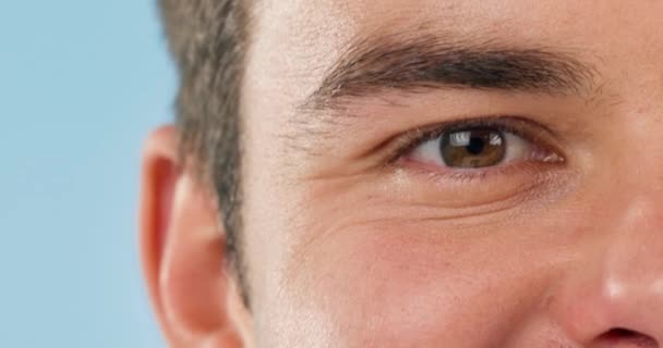 健康和健康检查的蓝色背景男人的衣服 视力和眼睛 眼睛和有眼科护理 眼科药物或隐形眼镜的人在背景下看 — 图库视频影像