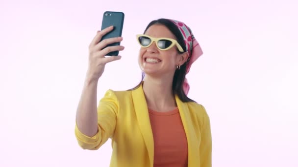 Selfie Úsměv Mírové Znamení Sociální Média Žena Studiu Modrém Pozadí — Stock video