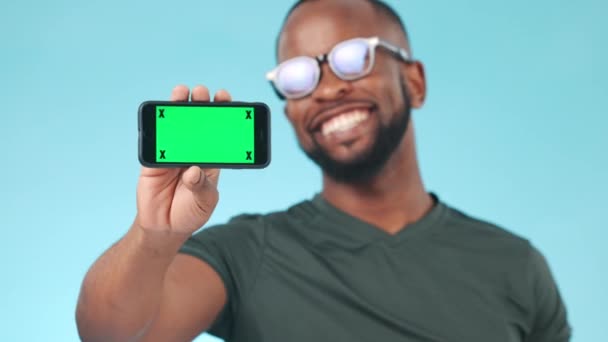 Teléfono Pantalla Verde Marcadores Seguimiento Pantalla Con Hombre Negro Estudio — Vídeos de Stock