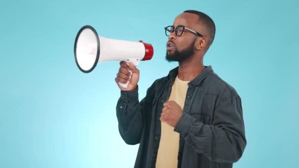 Siyahi Adam Megafon Protesto Savaş Siyaset Mavi Arka Planda Insan — Stok video