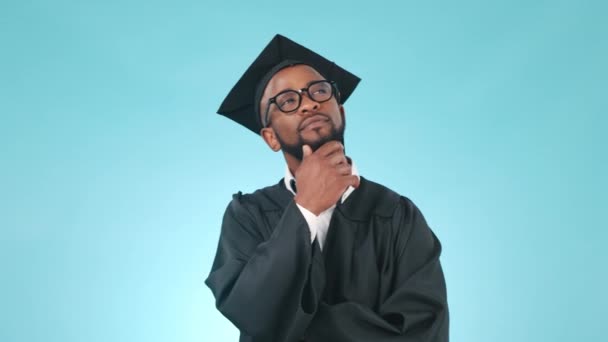 Мислення Випускництво Освіта Чорношкірим Студентом Студії Синьому Фоні Навчання Ідея — стокове відео