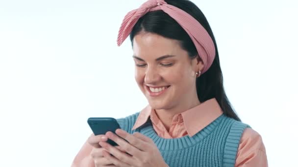 Mujer Escribiendo Teléfono Inteligente Sonrisa Las Redes Sociales Citas Línea — Vídeo de stock