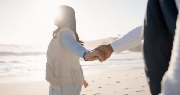 Pasangan Berjalan Dan Bahagia Pantai Untuk Liburan Liburan Menyenangkan Atau — Stok Video