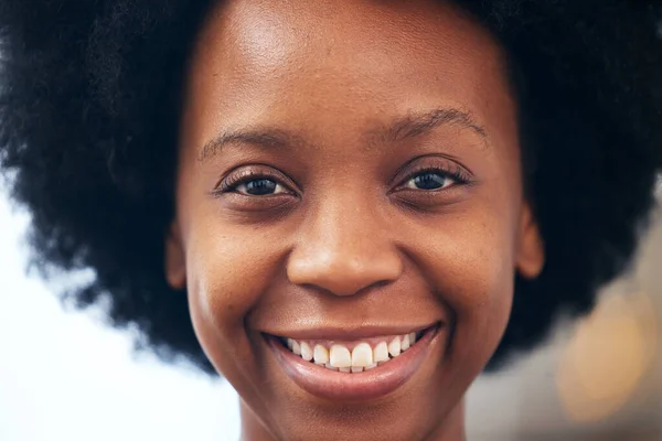 Happy Smile Closeup Portrait Black Woman Good Confident Positive Attitude — Stock Photo, Image
