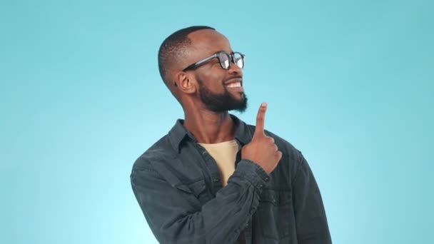 Homme Noir Pointant Vers Choix Présentation Publicité Des Informations Des — Video