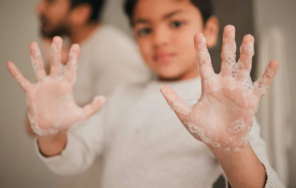 Çocuk Eller Sabun Temizlik Hijyen Bakterilerden Korunmak Evde Yakın Çekim — Stok fotoğraf