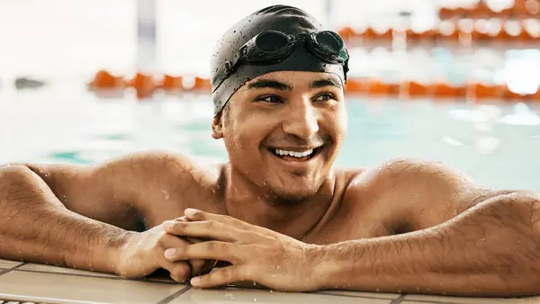 Mutlu Erkek Sporcu Antrenmandan Sonra Havuzda Dinlenir Spor Salonunda Sağlık — Stok fotoğraf