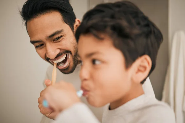 Babanın Yüzü Çocuk Çocuğun Diş Fırçalaması Hijyen Için Dişlerini Fırçalaması — Stok fotoğraf