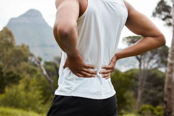 Fitness Natur Und Eine Person Mit Rückenschmerzen Nach Einer Sportverletzung — Stockfoto