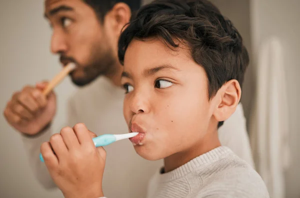 Face Menino Criança Escovando Dentes Com Pai Para Higiene Rotina — Fotografia de Stock