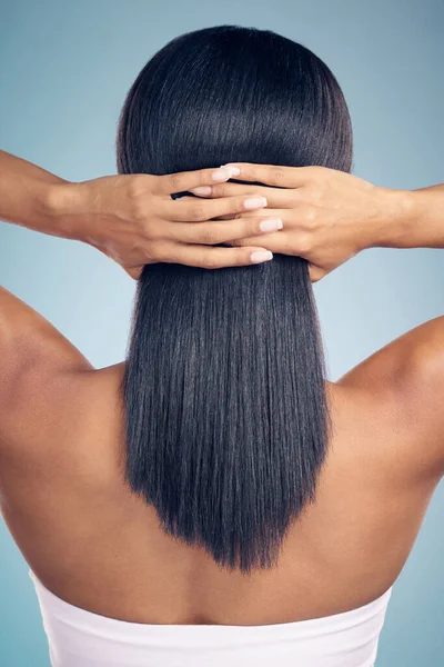 Belleza Cabello Manos Con Una Mujer Espalda Estudio Sobre Fondo — Foto de Stock