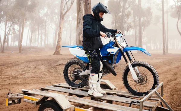 Мотоцикл Людина Спорт Лісі Підготовкою Змагань Їзда Природі Дією Шоломом — стокове фото
