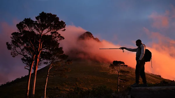 Hedef Işaret Etmek Geceleri Dağlarda Yürüyüş Yapan Bir Adam Seyahat — Stok fotoğraf