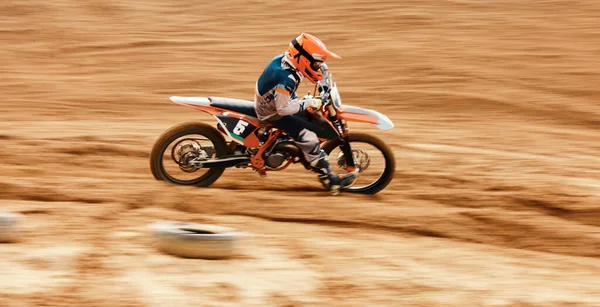 Motocicleta Condução Movimento Borrão Com Homem Espaço Deserto Para Sujeira — Fotografia de Stock