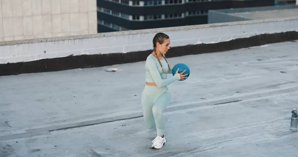 Sports Medicine Ball Woman Athlete City Health Wellness Cardio Workout — Stock Photo, Image