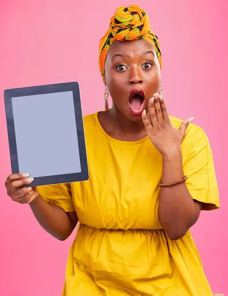 Tablet Screen Mockup Black Woman Surprise Face Website Ads Technology — Stock Photo, Image