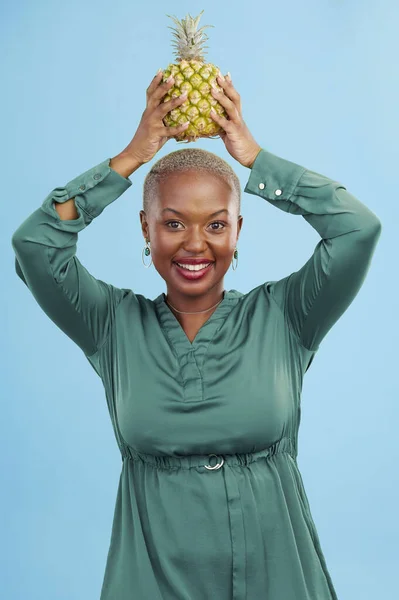 Portrait Happy Black Woman Pineapple Studio Detox Lose Weight Diet — Stock Photo, Image
