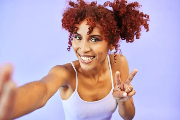 Selfie Glimlach Vrouw Met Vredesteken Ondersteuning Review Een Paarse Studio — Stockfoto