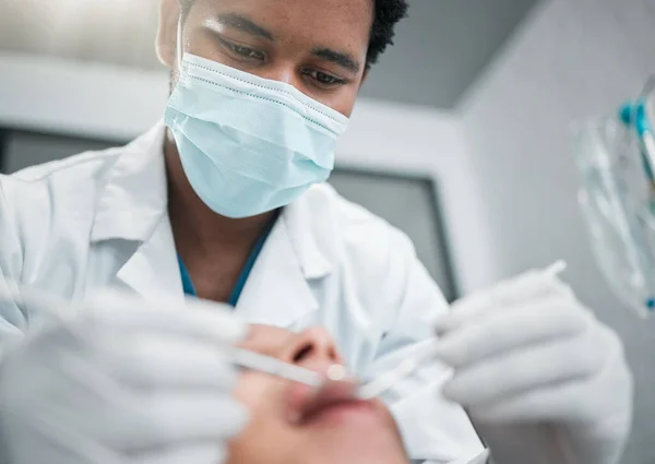 Dentista Consulente Uomo Con Paziente Servizio Medico Sbiancamento Dei Denti — Foto Stock