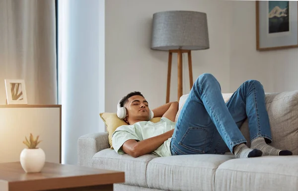 Mann Auf Sofa Mit Kopfhörer Entspannen Und Schlafen Wohnzimmer Mit — Stockfoto