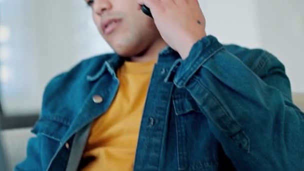 Llamada Telefónica Hablar Hombre Sofá Casa Para Conversación Chat Línea — Vídeos de Stock