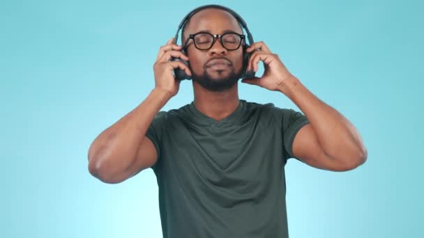 Música Auriculares Hombre Negro Feliz Bailan Estudio Streaming Audio Sonido — Vídeos de Stock